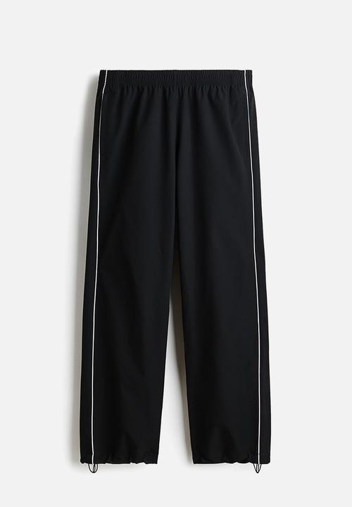 H&M - Relaxed fit printed track pants - black/honda