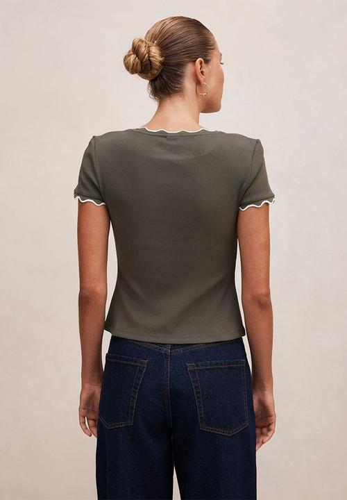 Forever New - Rebecca scallop trim T-shirt in thyme/porcelain