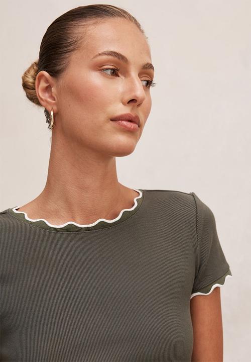Forever New - Rebecca scallop trim T-shirt in thyme/porcelain