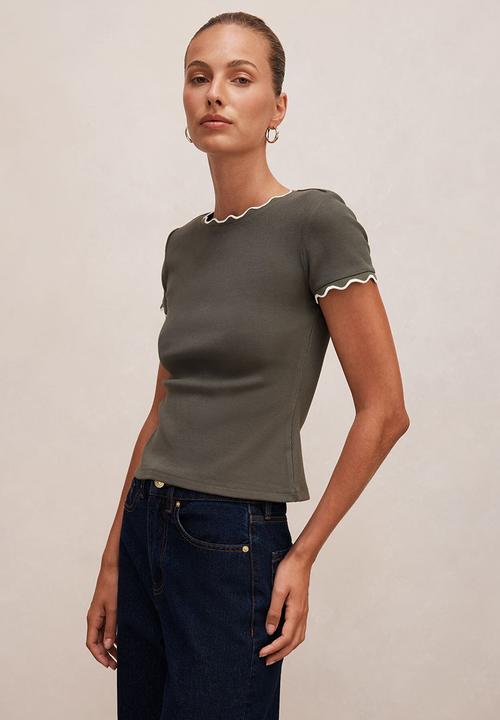 Forever New - Rebecca scallop trim T-shirt in thyme/porcelain