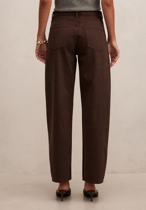 Forever New - Emma mid-rise barrel jeans in chocolate