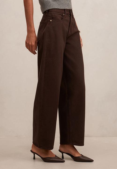 Forever New - Emma mid-rise barrel jeans in chocolate