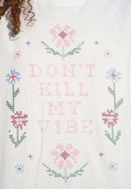 Me&B - Cross Stitch Embroidery 'Killmyvibe' Statement Tee - White