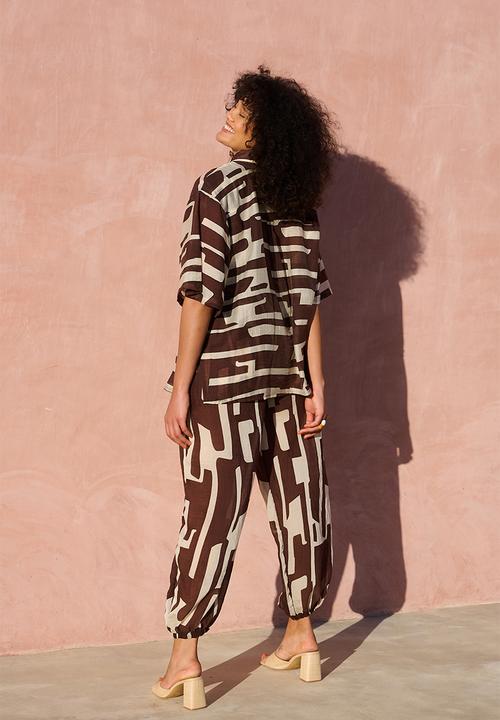 Me&B - Oversized Shirt Patch Pockets - Choc/Bananaprint