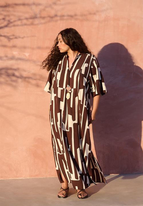 Me&B - Bib Front Tunic Maxi Dress - Choc/Bananaprint