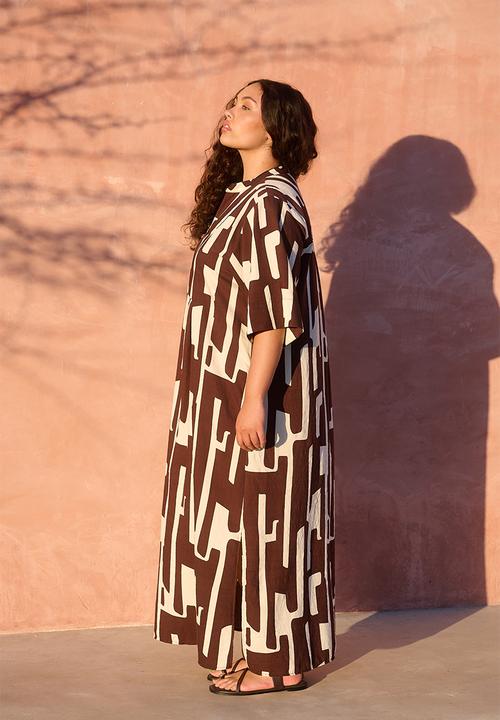 Me&B - Bib Front Tunic Maxi Dress - Choc/Bananaprint