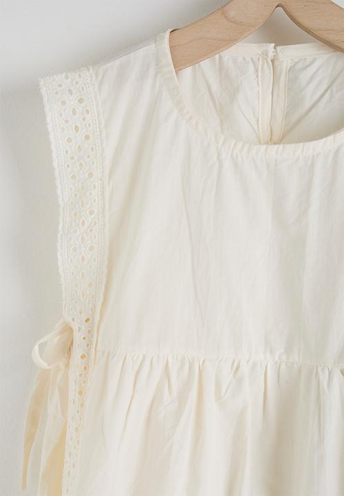 Pop Candy - Flared apron-style top with floral applique jeans - cream/blue