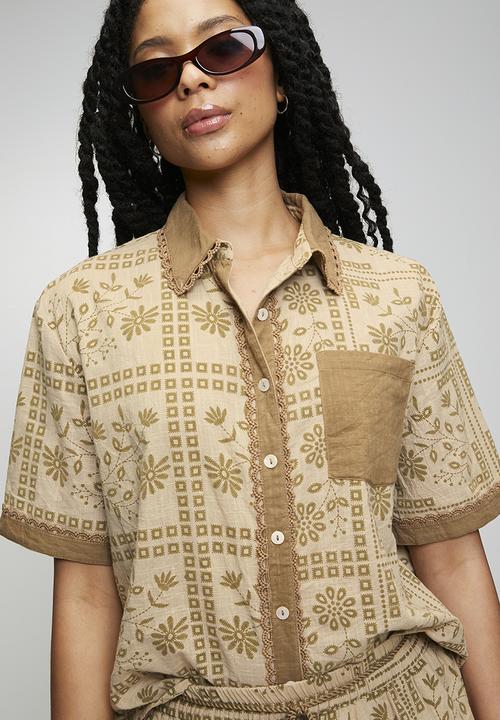 MANDI - Allover Button Through Printed Shirt With Contrast Placket And Sleeve Hem - Beige