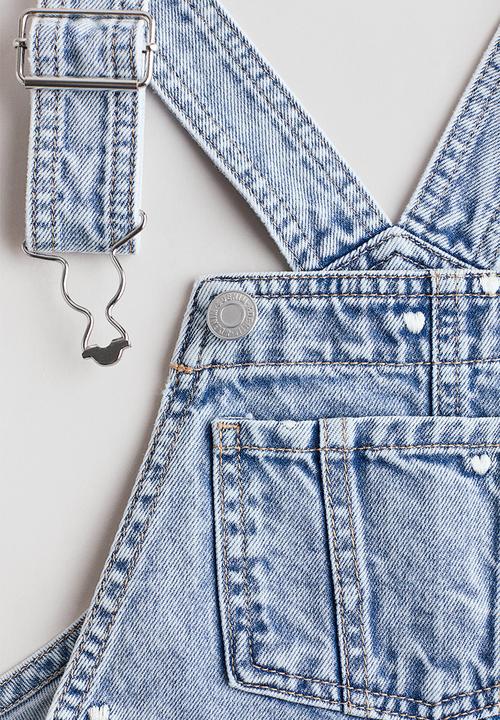 H&M - Embroidered denim dungaree shorts - light denim blue/hearts