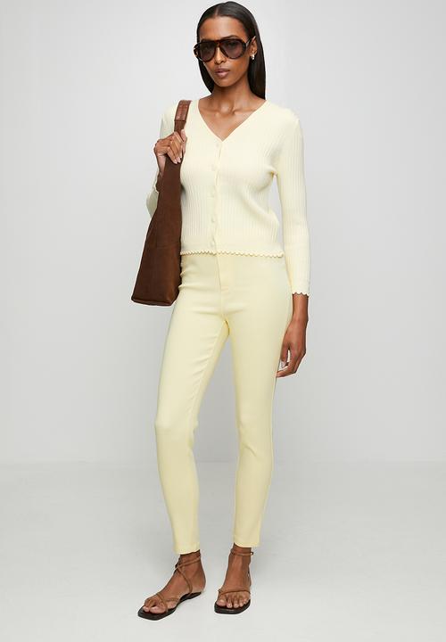 Stella Morgan - 3/4 Sleeve V-Neck Button Through Cardi With Scallop Hem  - Pale Yellow