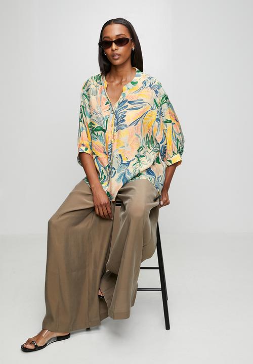 Stella Morgan - Half Sleeve Batwing Sheer Button Through Shirt With Centre Back Button Detail - Multi Blue