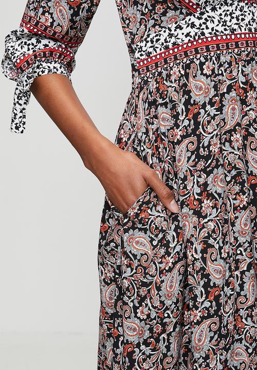 Izabel London - 3/4 Sleeve With Tie V-Neck A-Line Maxi Dress With Contrast Print In Key Areas  - Multi Black