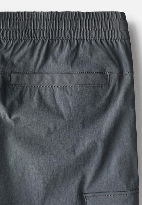 H&M - Regular fit cargo shorts - dark grey