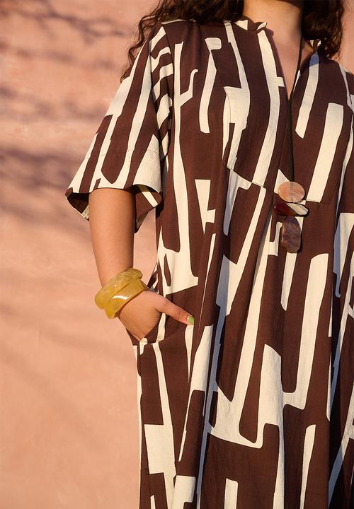 Me&B - Plus Bib Front Tunic Maxi Dress - Choc/BananaPrint