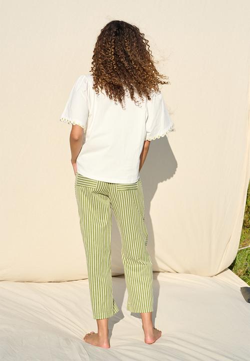 Me&B - Plus Daisy Trim Flared Sleeve Tee - Milk