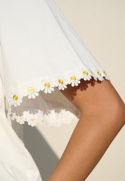 Me&B - Plus Daisy Trim Flared Sleeve Tee - Milk