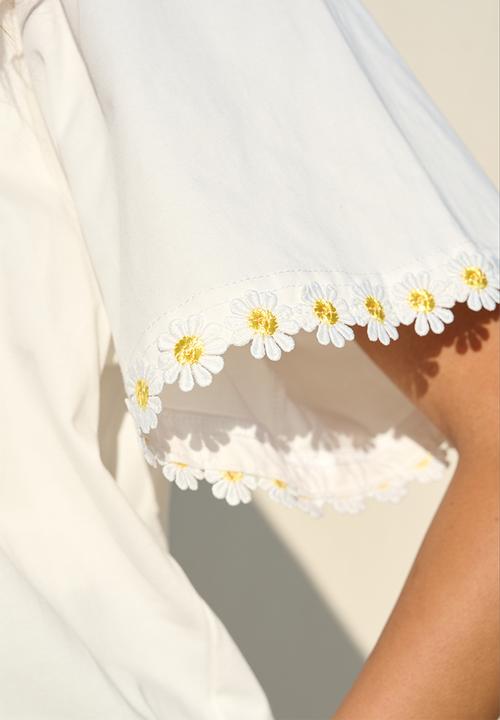 Me&B - Plus Daisy Trim Flared Sleeve Tee - Milk