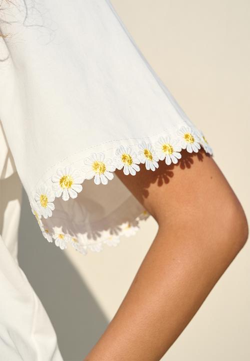 Me&B - Plus Daisy Trim Flared Sleeve Tee - Milk