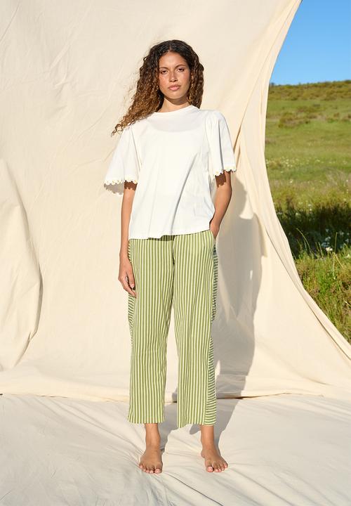 Me&B - Plus Daisy Trim Flared Sleeve Tee - Milk
