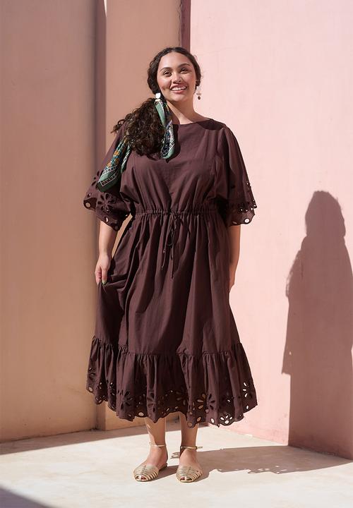 Me&B - Plus Kimono Sleeve Tiered Anglaise Dress - Choc