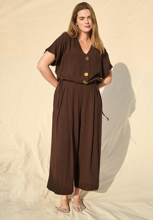 Me&B - Plus Perpex Button Detail Dolman Sleeve Top  - Dark choc