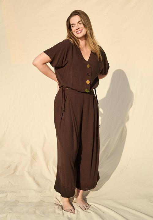 Me&B - Plus Perpex Button Detail Dolman Sleeve Top  - Dark choc
