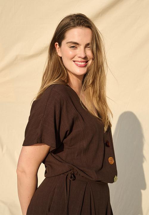 Me&B - Plus Perpex Button Detail Dolman Sleeve Top  - Dark choc