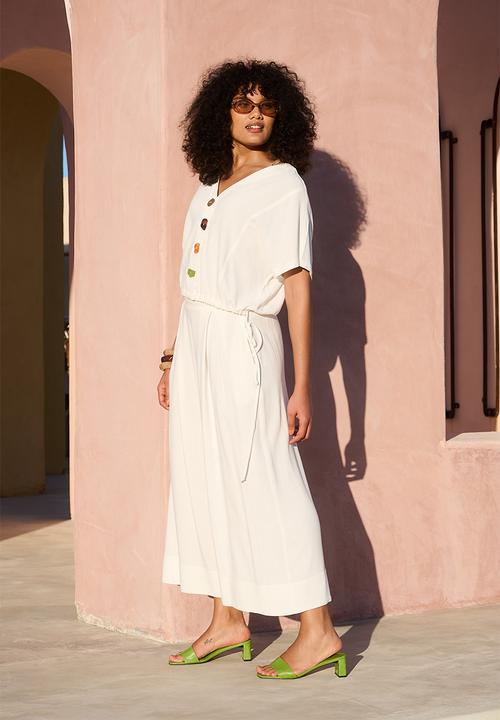Me&B - Plus Perspex Button Detail Dolman Sleeve Top - Milk