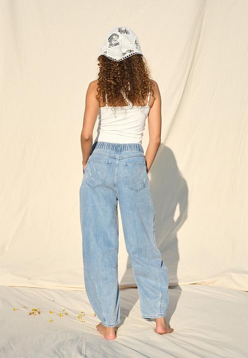 Me&B - Plus Lyocell Barrel Jeans - Bleached Wash