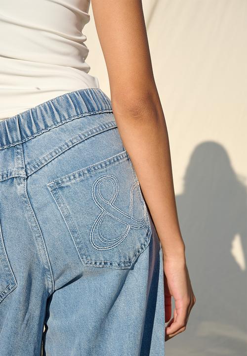 Me&B - Plus Lyocell Barrel Jeans - Bleached Wash