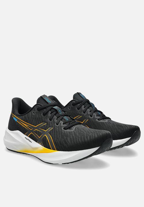 ASICS - VERSABLAST 4 - BLACK/YAMABUKI