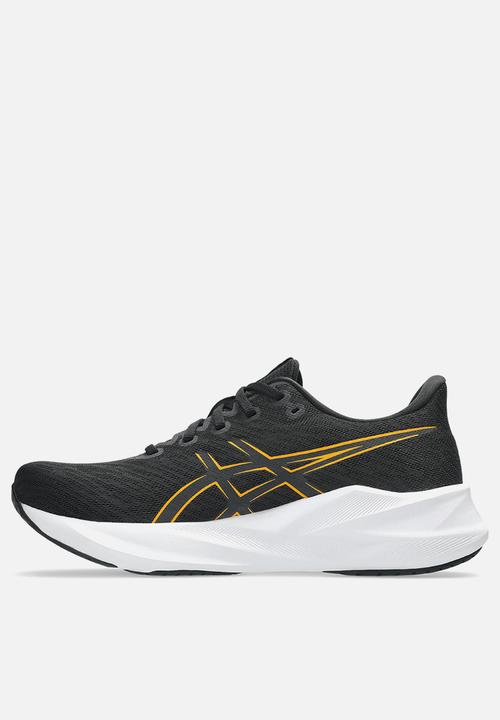 ASICS - VERSABLAST 4 - BLACK/YAMABUKI