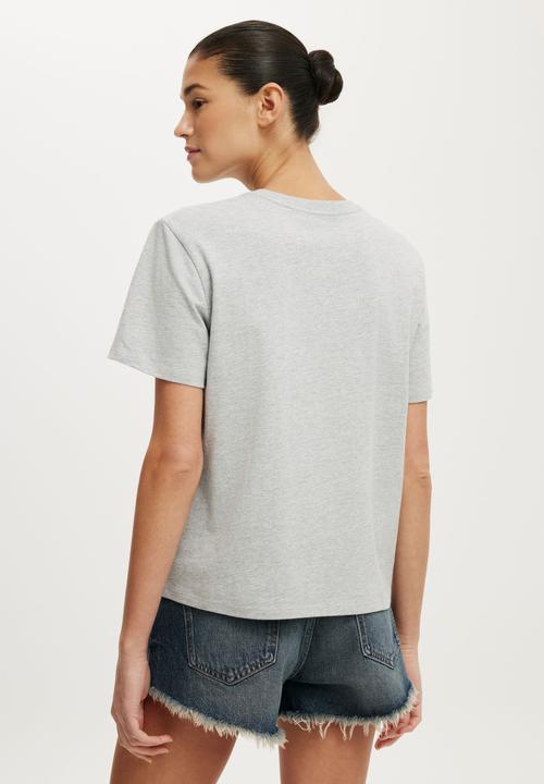 Cotton On - The Off Duty Graphic Tee - Tribeca/ Winter Grey Marle