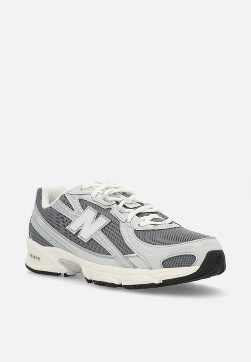New Balance  - 740