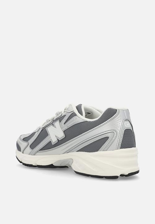 New Balance  - 740