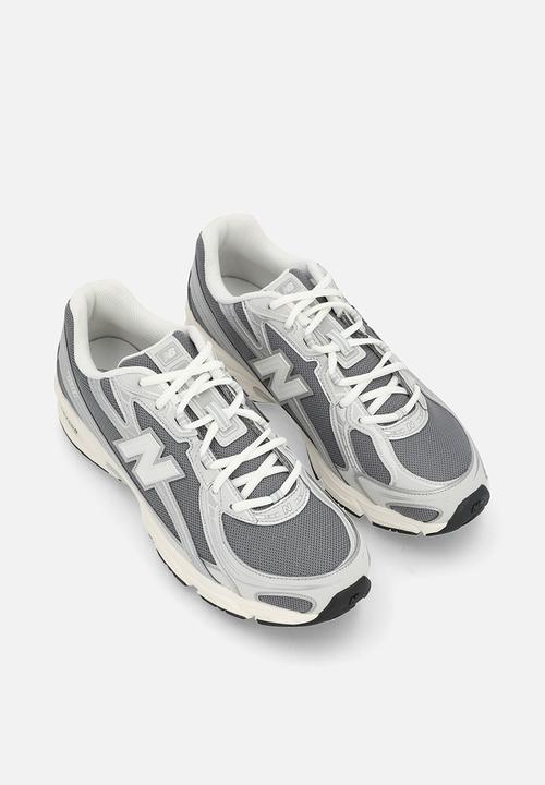 New Balance  - 740