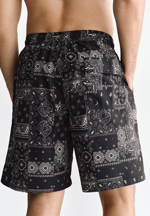 H&M - Patterned swim shorts - black/paisley pattern