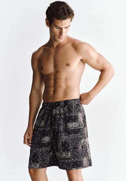 H&M - Patterned swim shorts - black/paisley pattern