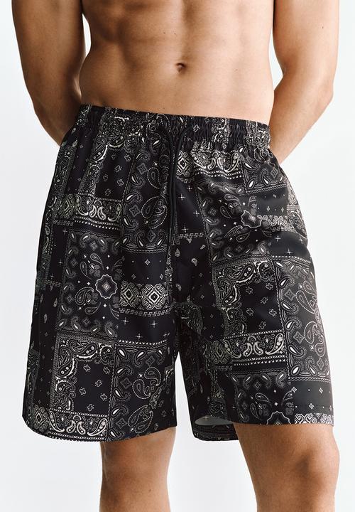 H&M - Patterned swim shorts - black/paisley pattern