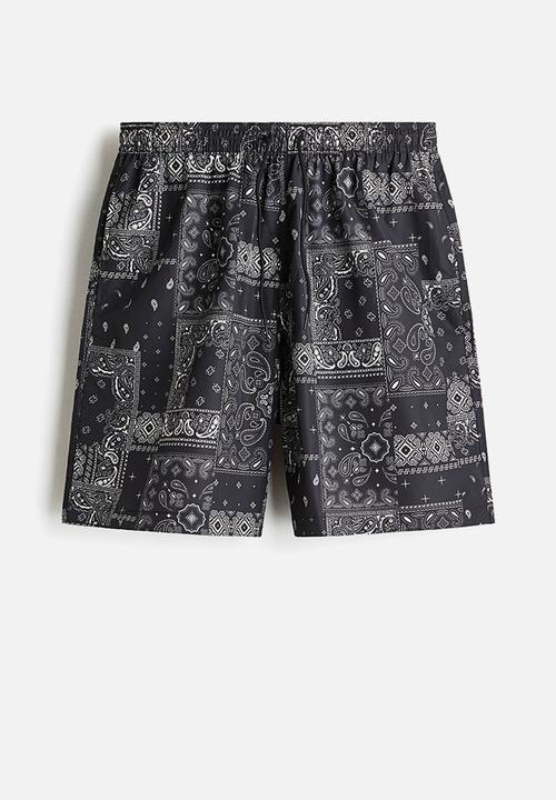 H&M - Patterned swim shorts - black/paisley pattern