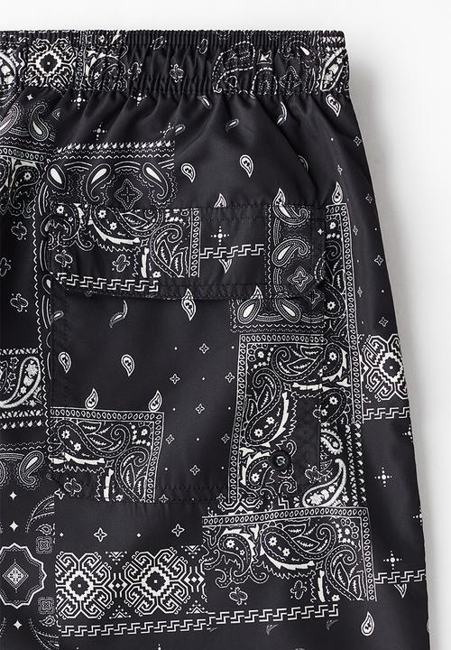 H&M - Patterned swim shorts - black/paisley pattern