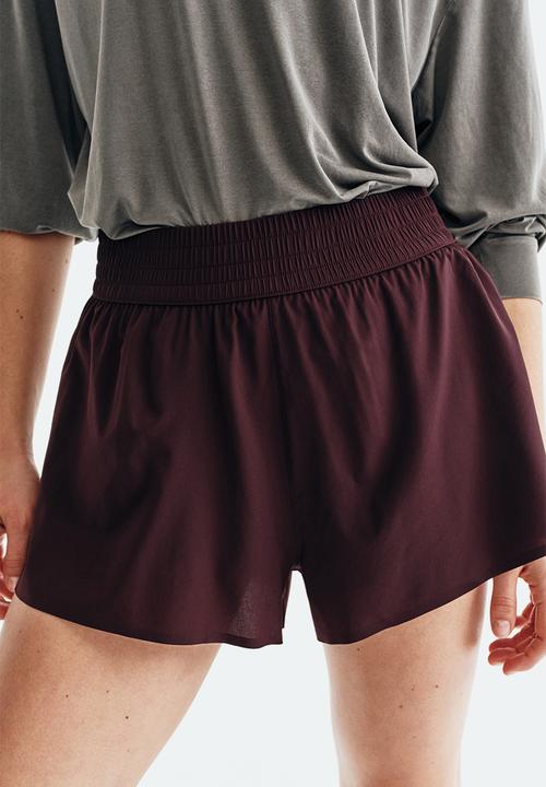 H&M - Layered sports shorts with pocket - chocolate plum