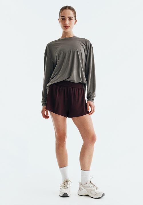 H&M - Layered sports shorts with pocket - chocolate plum