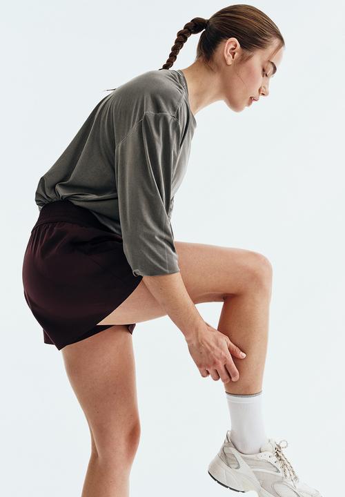 H&M - Layered sports shorts with pocket - chocolate plum