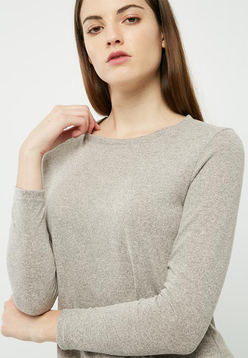 dailyfriday - Cut and sew top with button back