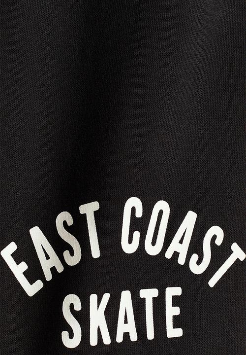 H&M - Printed sweatshorts - black/east coast skate