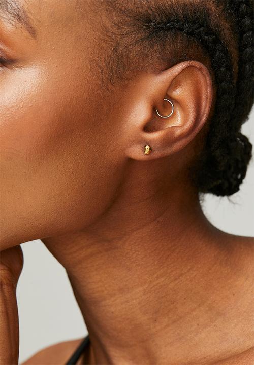 Zoe on Trend - Sleek Golden Stud Earrings - Gold