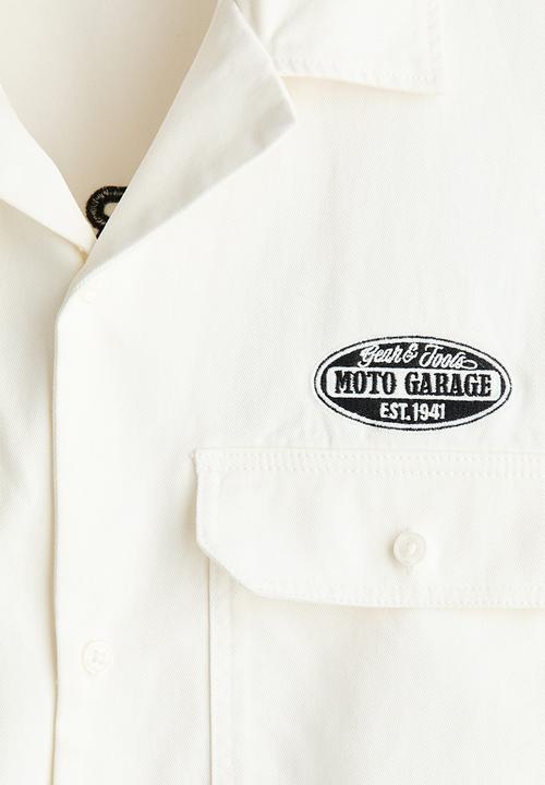 H&M - Relaxed fit short-sleeved utility shirt - white/moto garage