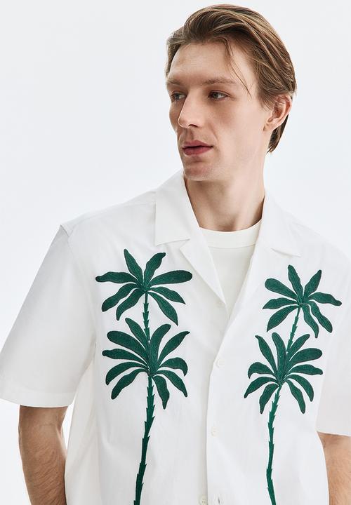 H&M - Relaxed fit embroidered-motif resort shirt - white/palm trees