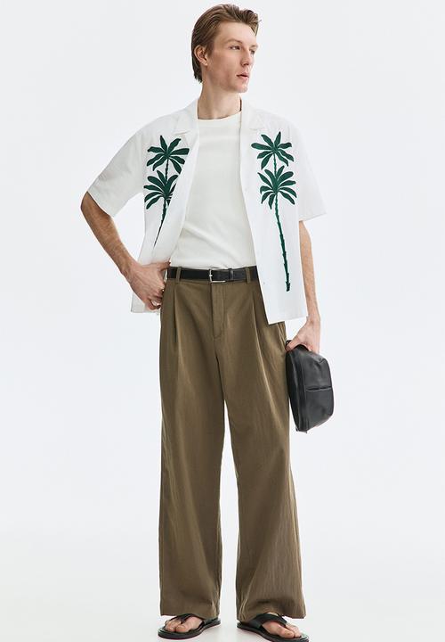 H&M - Relaxed fit embroidered-motif resort shirt - white/palm trees